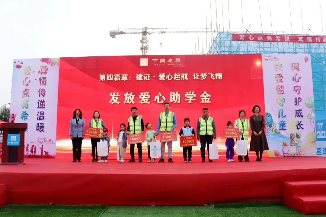 11为5名留守儿童发放爱心助学金.jpg 11为5名留守儿童发放爱心助学金.jpg